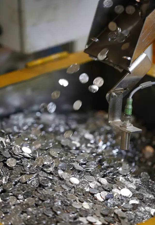 探访“十二生肖币们”的生产过程