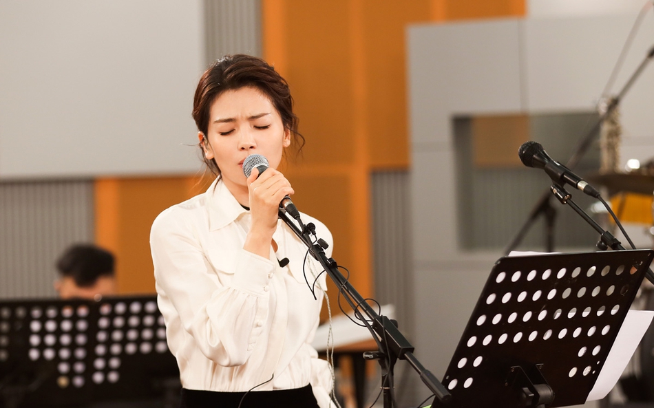 《跨界》刘涛惊艳亮相 "解封"金话筒拉开总决赛序幕