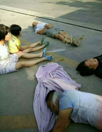 捆绑村民强拆村庄 把一家人大人打伤很严重