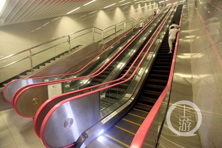重庆现中国最深地铁站 乘坐扶梯需要3分多钟-