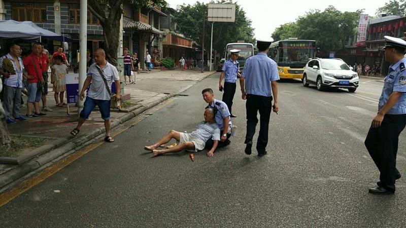 高温下自贡交警双膝跪地用身体托住伤者