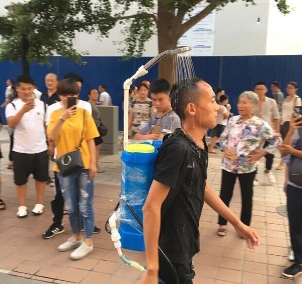 北京男子当街洗澡 移动淋浴走哪带哪