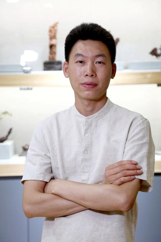 吉龙捐赠老料海南黄花梨雕件《松趣》以6400元成交