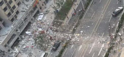 济南酒楼发生爆炸 饭店四周被炸空街道一片狼藉