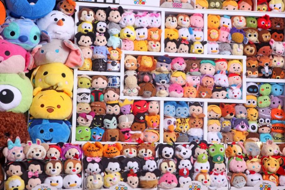 女子花百万买迪士尼周边产品