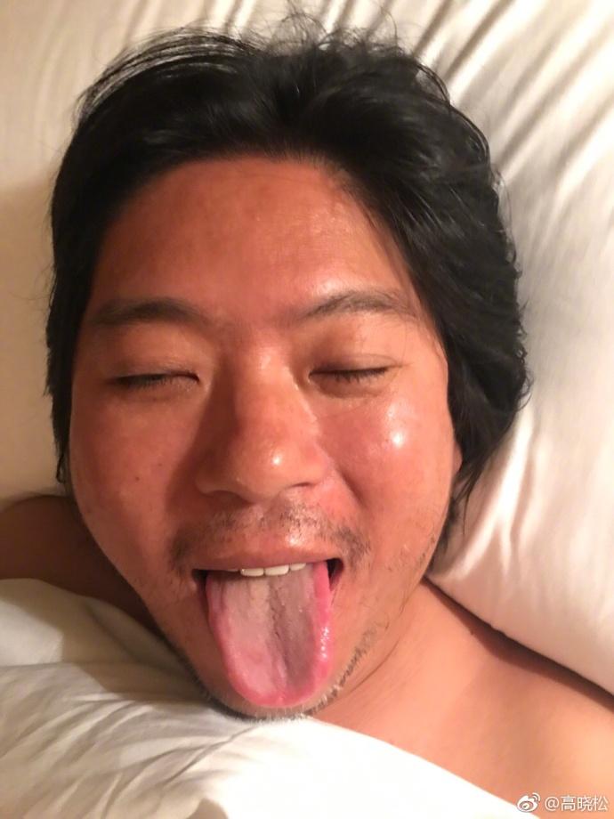 正文 高晓松晒出两张自拍照,他躺在床上眯着眼睛对着镜头吐舌头卖萌