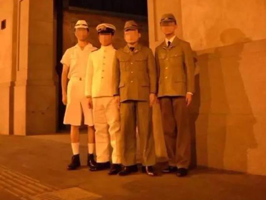 4名男子穿日军制服拍照 恶毒亵渎烈士英灵令人发指！