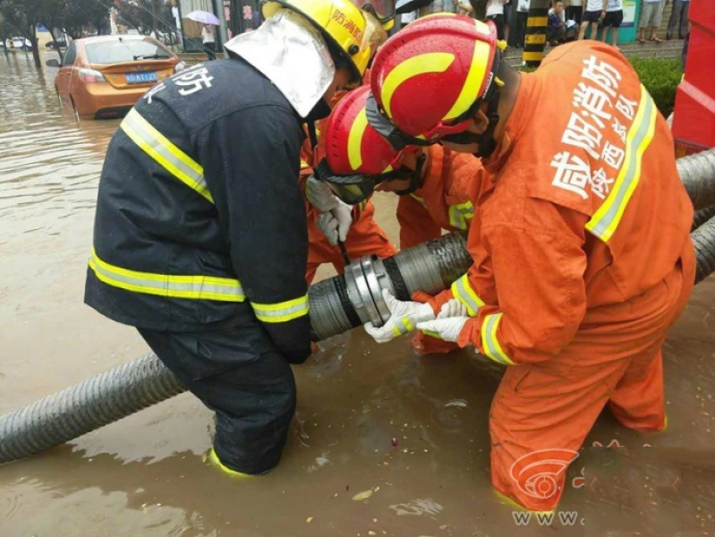 突降暴雨 粮食局十字被淹消防大队全体出动进