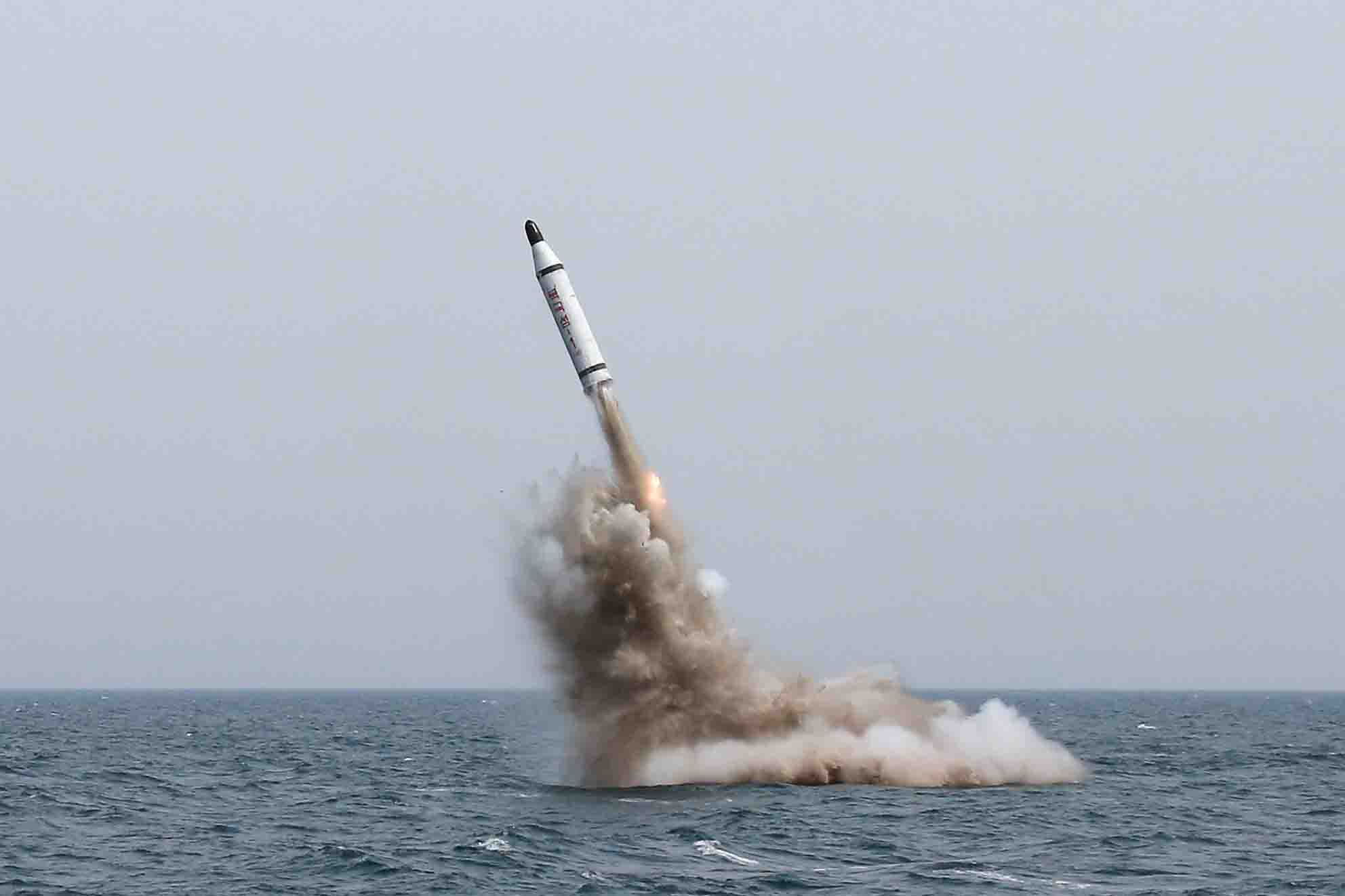 伊朗弹道导弹打击美军基地 美国第一颗导弹