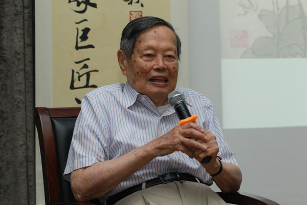 95岁杨振宁恢复中国国籍 南开大学30余院士贺