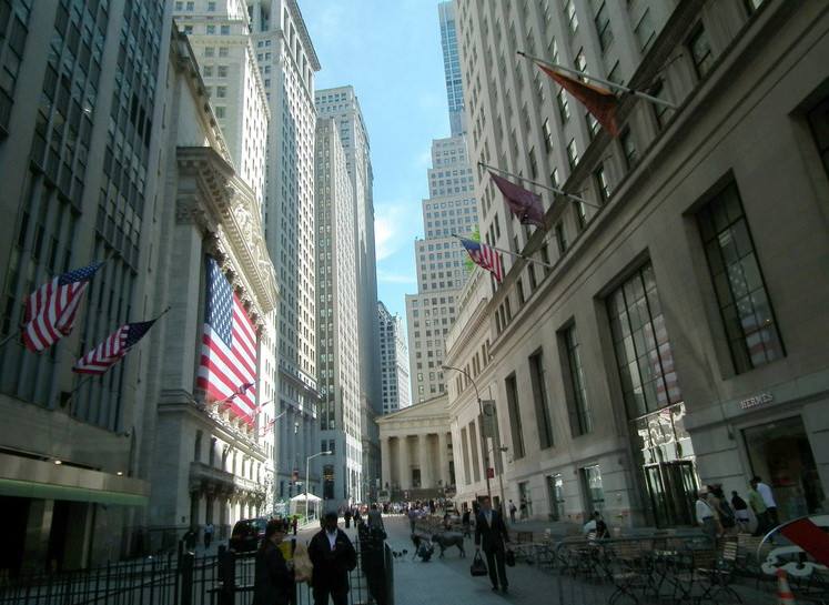 华尔街促投资者买入银行股 自己却大量抛售