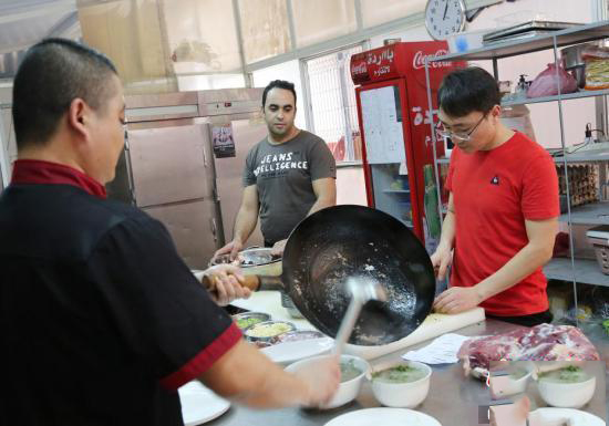 80后小伙闯荡非洲 做家常菜平均每月利润10来