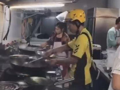 炒菜外卖小哥已离职 违反外卖配送员不能进入