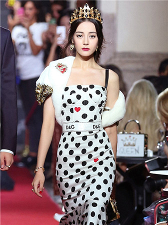 迪丽热巴亮相杜嘉班纳时装秀t台 璀璨黑宝石皇冠加身气场爆棚