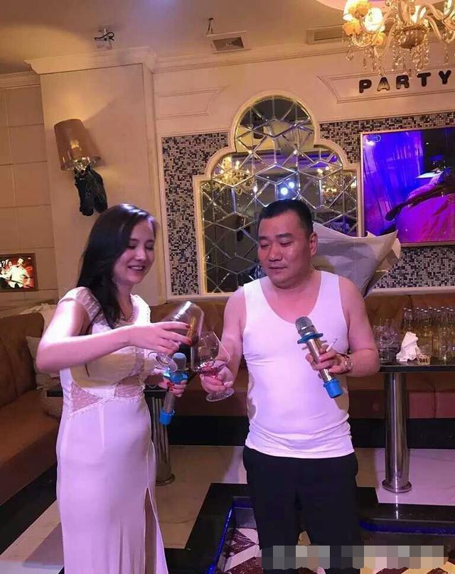 干露露沦落ktv陪酒 还唱起了《我不是小三》