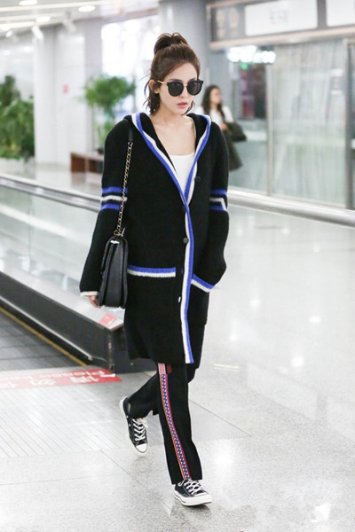 娜扎服装流行趋势示范 一双帆布鞋时髦又减龄