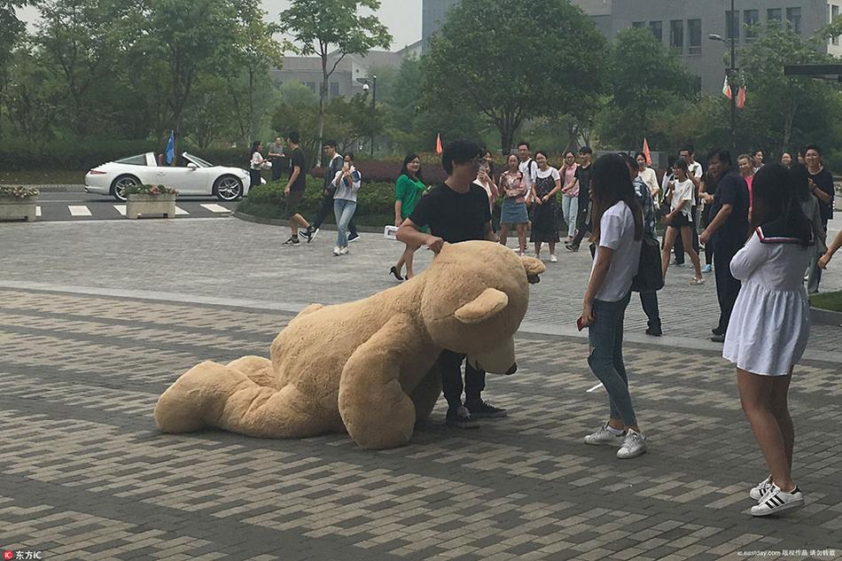 开保时捷送熊表白被拒 女生一句话笑喷