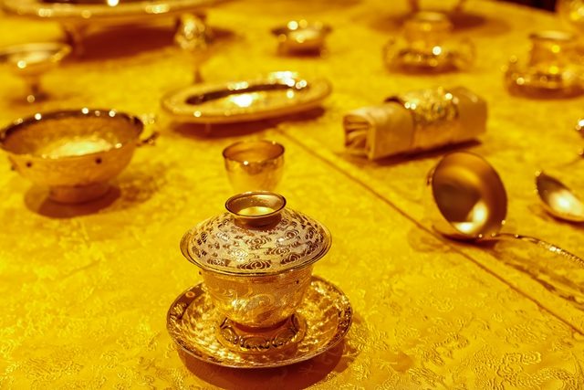 第16届老凤祥上海国际首饰文化节开幕 御用镶宝金餐具惊艳首秀-第2页