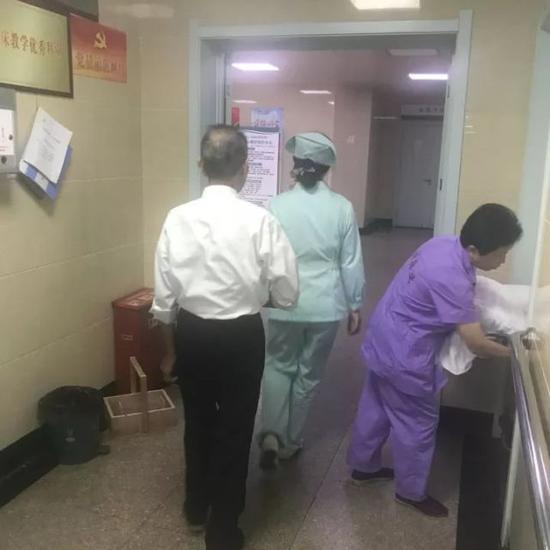 健忘老翁医院寻亡妻 医护人员天天配合老人上演着寻妻记