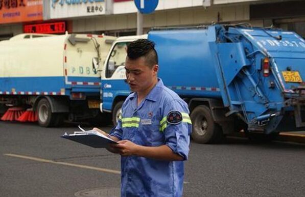 最帅环卫工成网红 酷暑天翻遍数吨垃圾帮游客找手机