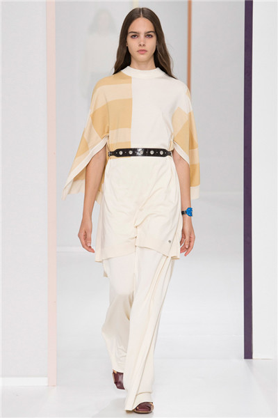 最新时装秀 6976582955f3f08ef06e9b909e16aed2.jpg?_=1508122589310