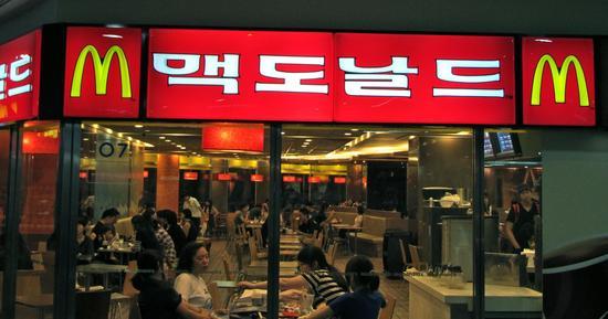 儿童吃完汉堡后患病 韩国调查人员突查麦当劳