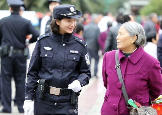 女警朋友圈走红 蜜蜂飞到衣领里竟浑然不知