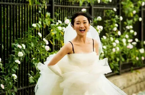 周迅穿婚纱_周迅穿高跟鞋图片