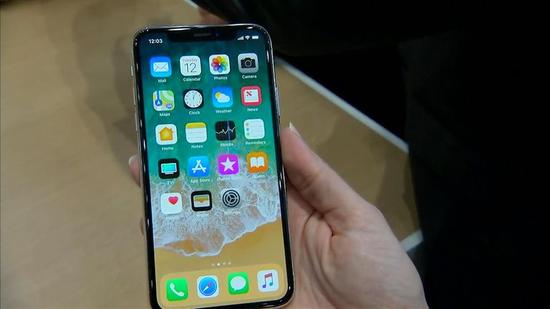 苹果iPhone 8订单量腰斩 股价大跌逾2%