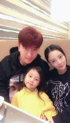 贾乃亮晒全家福大片 自嘲 一家三口我最丑