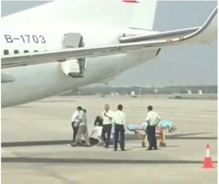 空姐从飞机后舱门跌落受伤 网友戏称:还好737是小短腿