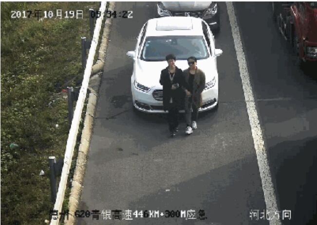 手挽手车前挡号牌 妄想能逃避摄像头抓拍处罚