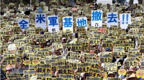 冲绳民众抗议搬迁 与防暴警察冲突不断