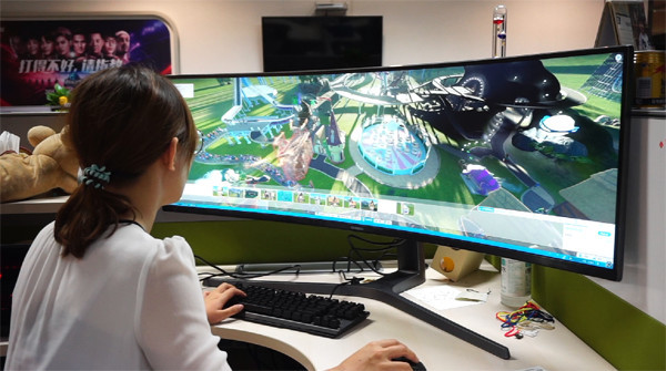 三星带鱼屏显示器来了 比例达到惊人的32:9