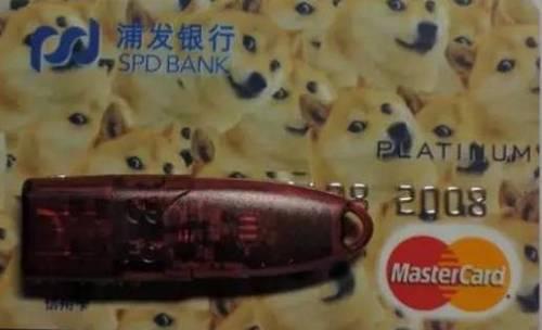 感受了“猴之蔑视”后,我们再来看看红极一时的“狗之凝视”,可以说是非常豹笑了,好想知道收银员拿到这张卡时的表情……注意,这还是一张白金信用卡哦!