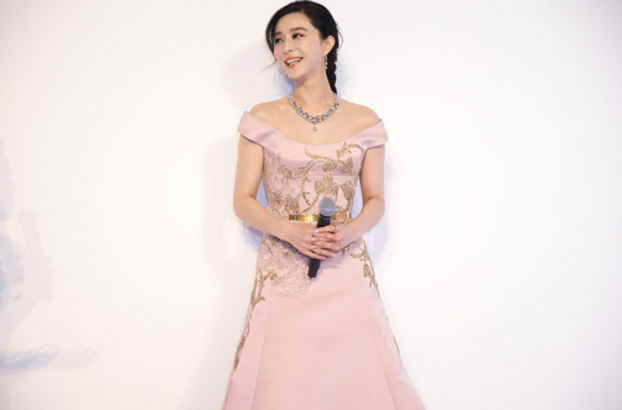 2018一字肩晚礼服婚纱_德国王子浪漫婚礼,王室名流齐聚,新娘一字肩婚纱太美,堪比梅根