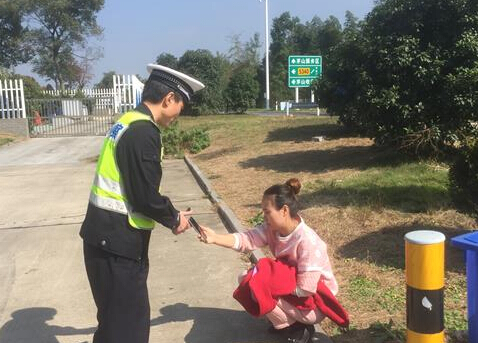 女子穿睡衣上高速 系与丈夫吵架后下车