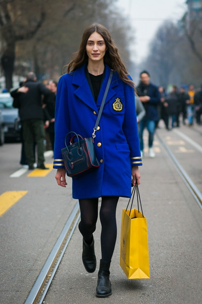 长款风衣配什么裤子_穿长款风衣配什么裤子