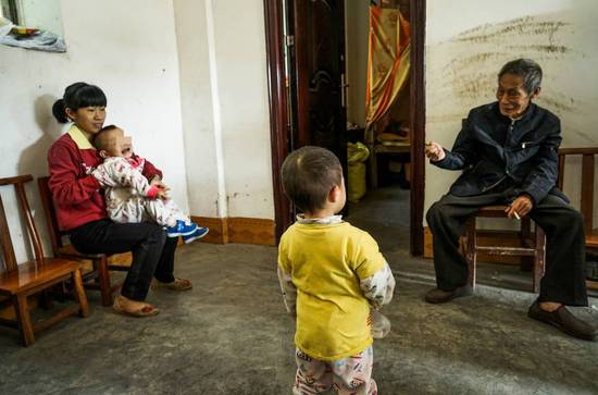 广西78岁老汉娶33岁娇妻 孩子生父遭怀疑