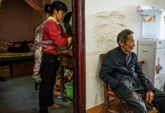 广西78岁老汉娶33岁娇妻 孩子生父遭怀疑