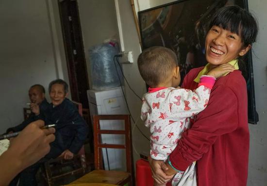 广西78岁老汉娶33岁娇妻 孩子生父遭怀疑