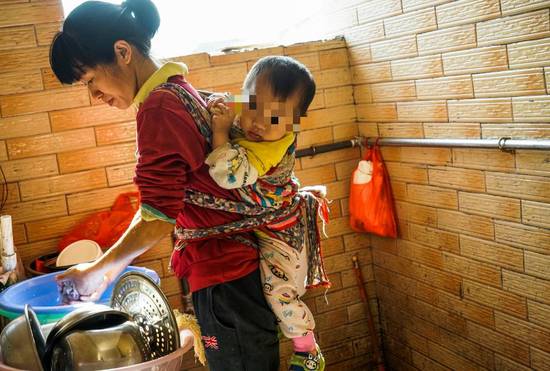 广西78岁老汉娶33岁娇妻 孩子生父遭怀疑