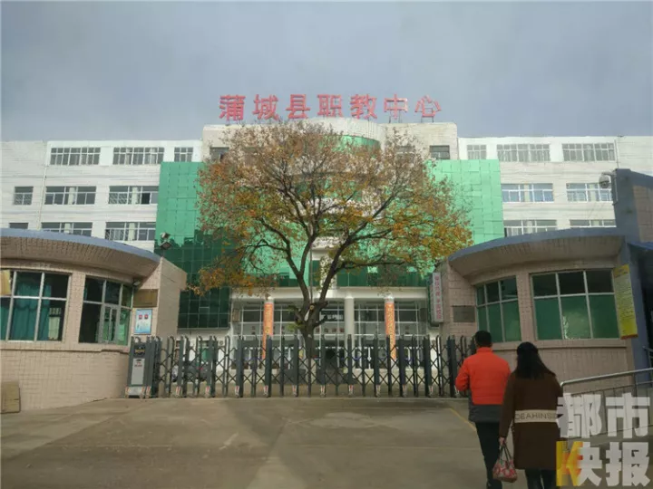 高中女生学校操场产子 老师：学生矮胖没发现怀孕