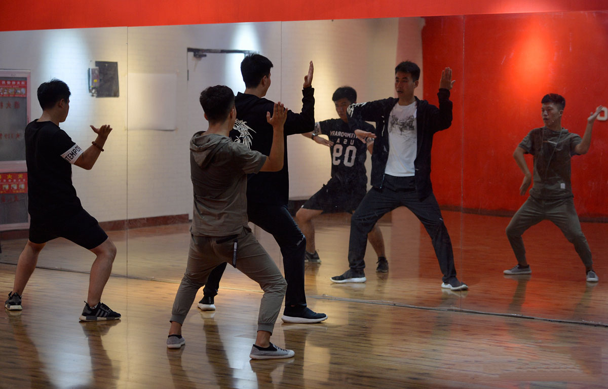 农村大叔痴迷霹雳舞走红 葡萄园玉米地是他去