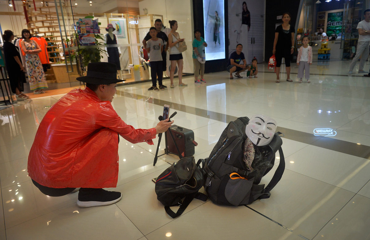 农村大叔痴迷霹雳舞走红 葡萄园玉米地是他去