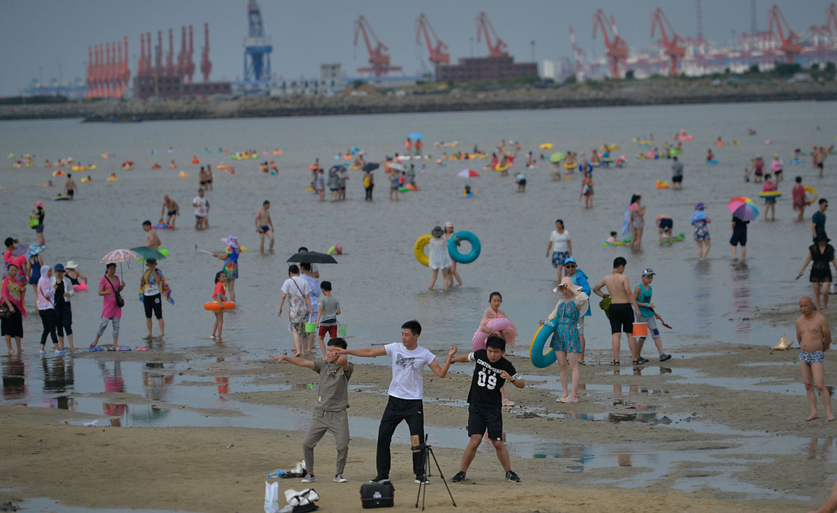 农村大叔痴迷霹雳舞走红 葡萄园玉米地是他去