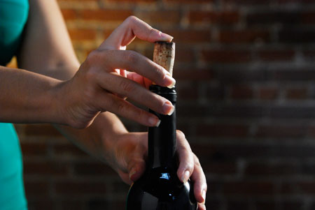 如何保存开瓶后未喝完的葡萄酒？