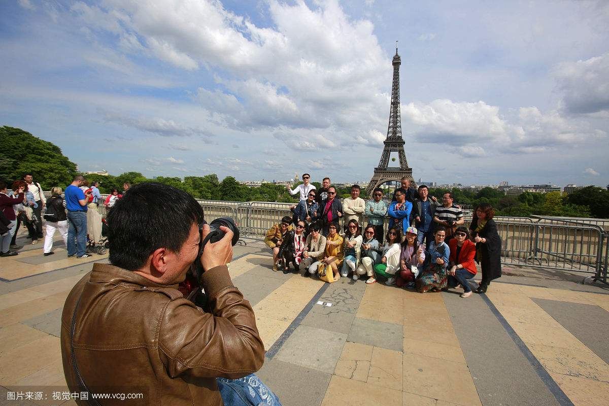 中国游客巴黎被抢 4名男子抢了40人团-国际新