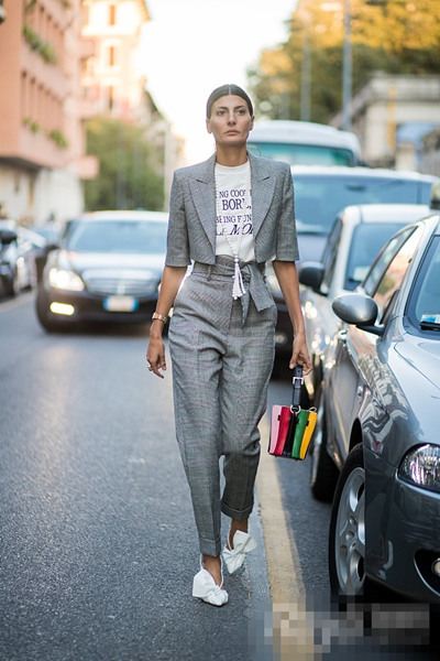 欧美街拍穿搭造型示范 烟管裤还你完美腿型