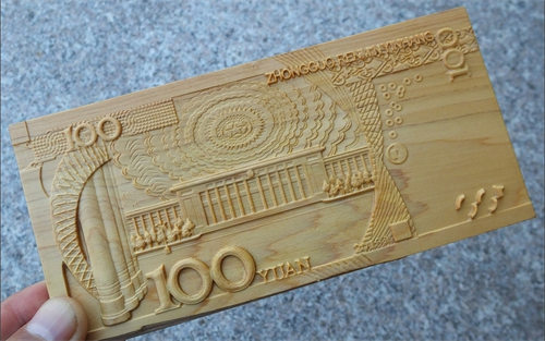 奇石根雕商家推出“木刻钞票” 售价100元一张
